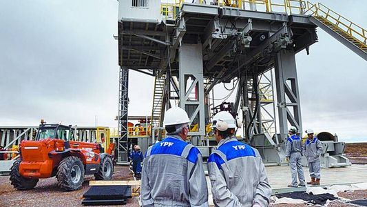 Petroleros de YPF acordaron un aumento salarial récord y una suma fija: ¿cómo se abonará?