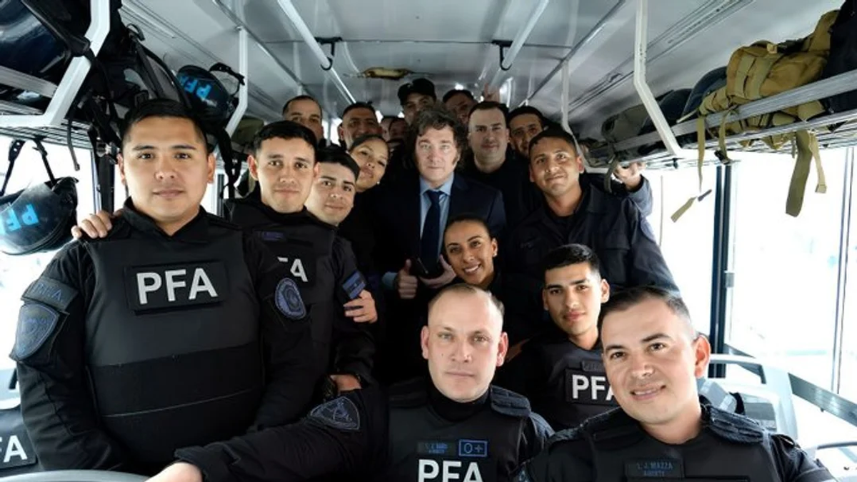 Javier Milei saludó y se sacó fotos con efectivos policiales en inmediaciones de la Casa Rosada.