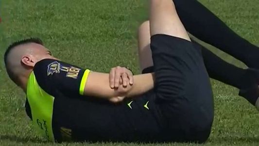 La insólita y escalofriante lesión de un árbitro que chocó con un jugador que se ataba los cordones