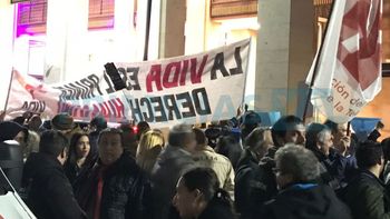 Masiva protesta de trabajadores de La Tv Pública en los Martín Fierro