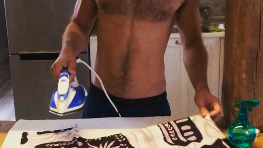 Qué galán mostró cómo se plancha las camisas