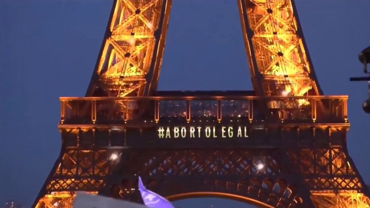 En la Torre Eiffel, un cartel luminoso saludando la enmienda constitucional (Foto: gentileza Le Monde).