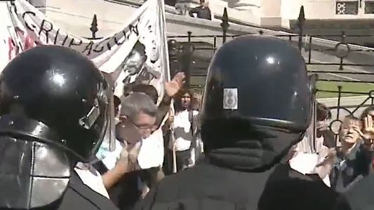 Tensión en la marcha docente: la policía aplicó el protocolo antipiquete