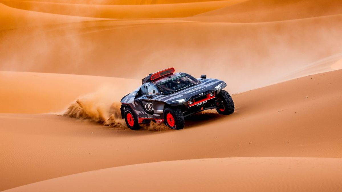 Audi ha trabajado para que tanto la mecánica del RS Q e-tron como el piloto y el copiloto soporten temperaturas extremas. Se ha desarrollado un complejo sistema de refrigeración para los componentes mecánicos y para el habitáculo