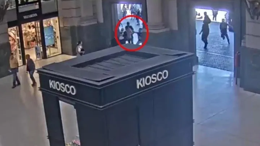 Retiro: un hombre le robó un celular a una mujer en la parada del colectivo y casi fue linchado por pasajeros