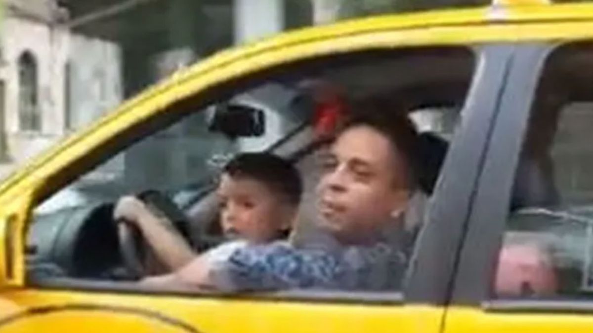 Taxista hizo manejar a su hijo y cuando lo filmaron no se achicó: Maneja mejor que vos el chico