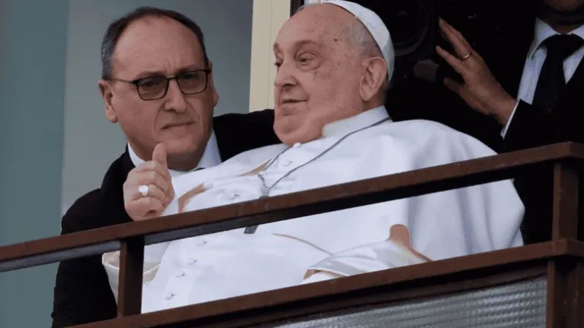 Massimiliano Strappetti, asistente personal del Papa, convenci&oacute; al Dr. Alfieri para probar todos los m&eacute;todos posibles cuando la salud de Francisco estuvo m&aacute;s comprometida. (Foto: Gentileza Corriere della Sera)