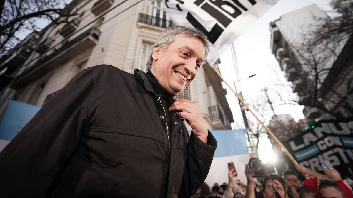Tras la lectura del documento, Máximo Kirchner subió al escenario y comenzó su intervención con un mensaje de la expresidenta para los militantes presentes. (Foto: Prensa La Cámpora)