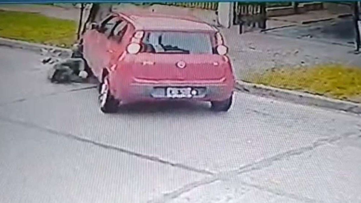 El hecho quedó registrado por las cámaras de seguridad (Foto: captura de pantalla).
