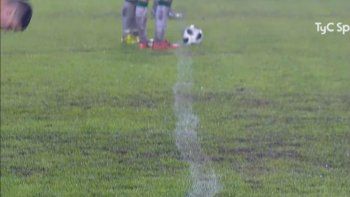 B Nacional: En la victoria de Chicago tuvieron que pintar las líneas de cal borradas por la lluvia