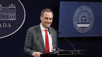 Manuel Adorni, de periodista todo terreno, a vocero presidencial y primer candidato a legislador porteño por La Libertad Avanza es la cara visible que eligieron Javier y Karina Milei con el mandato de destronar al PRO en la Ciudad de Buenos Aires. Manuel Adorni, de periodista todo terreno, a vocero presidencial y primer candidato a legislador porteño por La Libertad Avanza es la cara visible que eligieron Javier y Karina Milei con el mandato de destronar al PRO en la Ciudad de Buenos Aires.