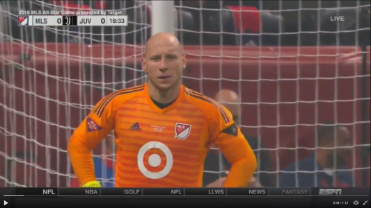 Revolucionario: en Estados Unidos entrevistaron a un arquero en el medio de un partido