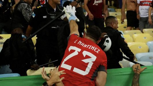 Dibu Martínez saltó a la tribuna a defender los hinchas argentinos en medio de la represión