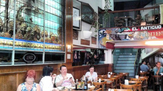 Avenida Corrientes, en caída: cerró la heladería El Vesuvio