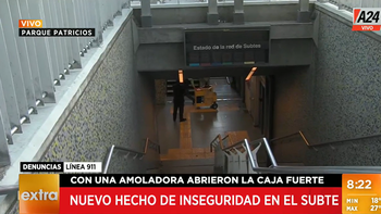 El robo se registró este domingo cuando dos delincuentes armados irrumpieron en la estación Hospitales de la línea H del subte. (Foto: Captura A24) El robo se registró este domingo cuando dos delincuentes armados irrumpieron en la estación Hospitales de la línea H del subte. (Foto: Captura A24)