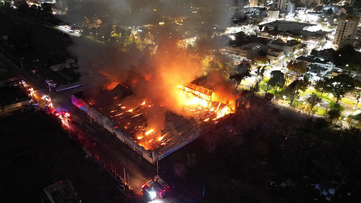 Explosiones y derrumbes: las impactantes imágenes del incendio que consumió un depósito entero.&nbsp;