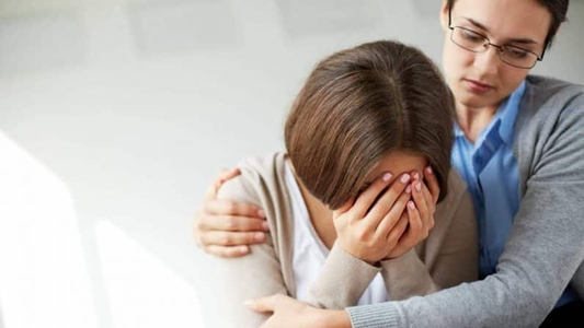 ¿Qué significa el sueño donde ayudás a alguien que está llorando?: empatía, consuelo y autoconocimiento