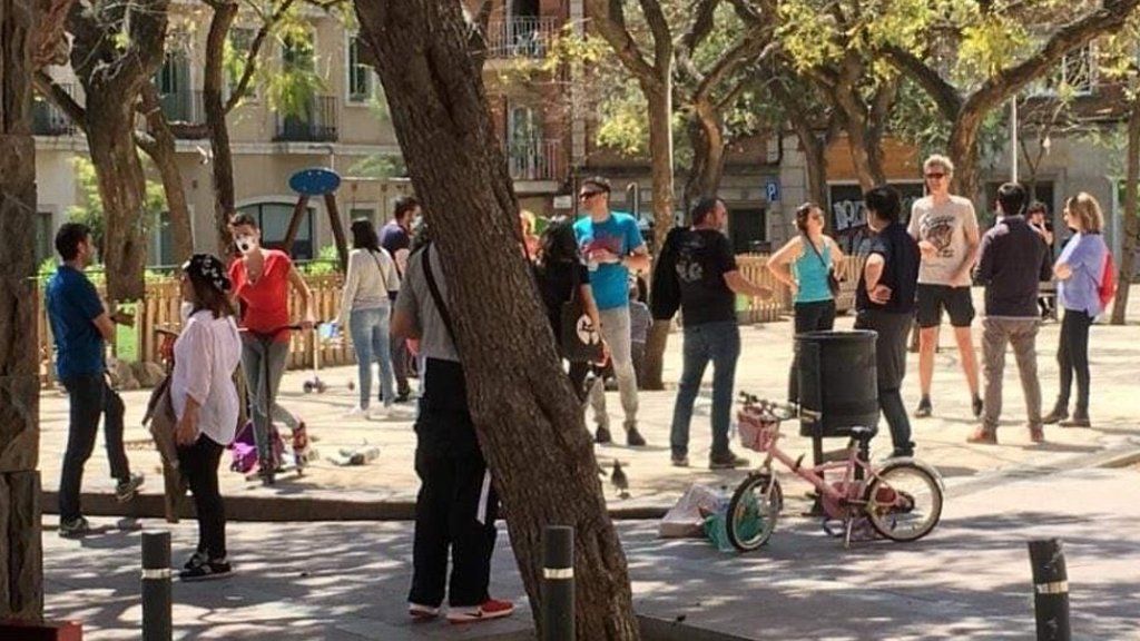 #Irresponsables: tras la autorización del gobierno español de salidas a niños hubo aglomeraciones en parques y playas
