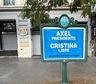Aparecieron carteles con las consignas Axel presidente y Cristina libre en Recoleta