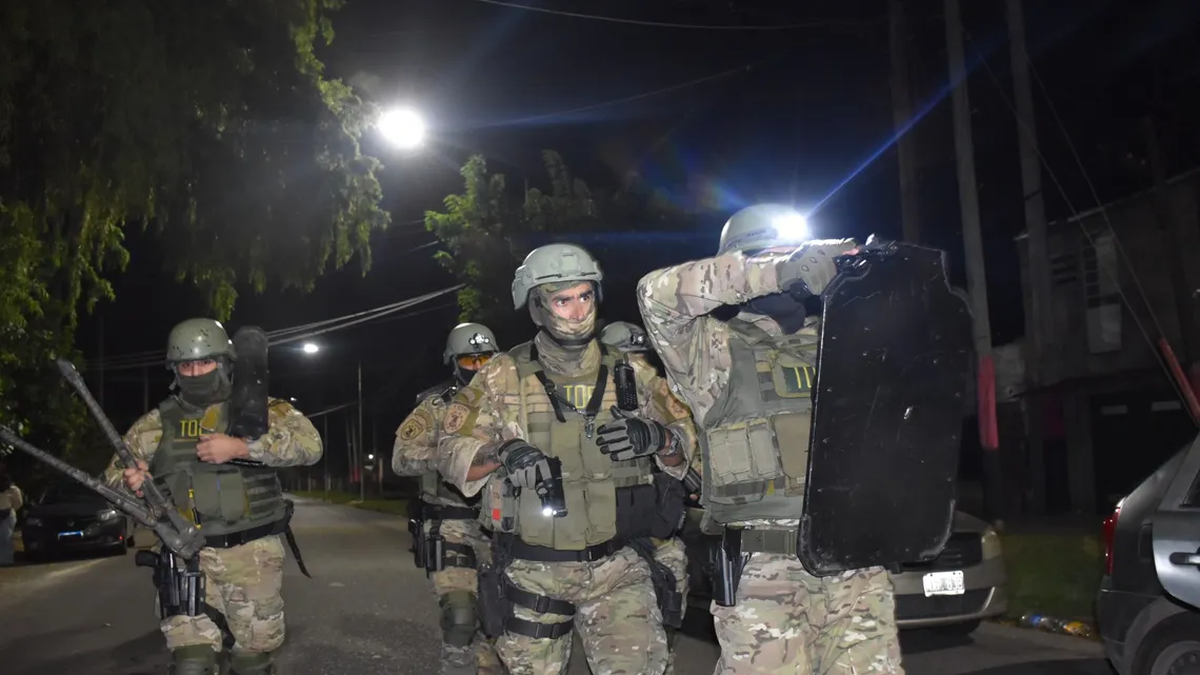 En Rosario se hicieron 30 allanamientos en busca de sicarios de los narcos. (Foto: Popular)&nbsp;