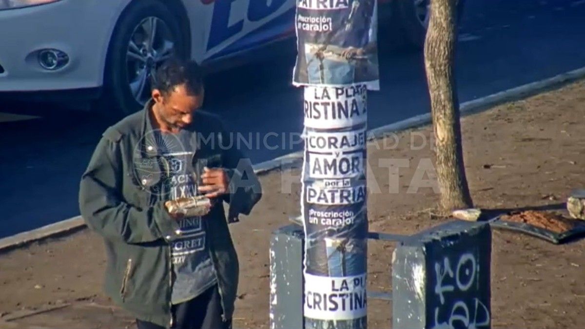 El insólito episodio ocurrió en La Plata y quedó registrado por las cámaras de seguridad.&nbsp;