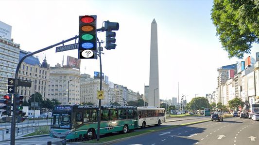 Proponen una nueva luz en el semáforo: de qué color es y para qué serviría