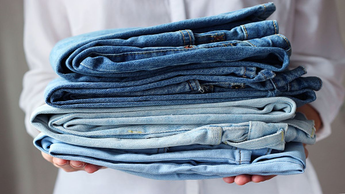  La diseñadora explica en su video que en vez de lavar los jeans