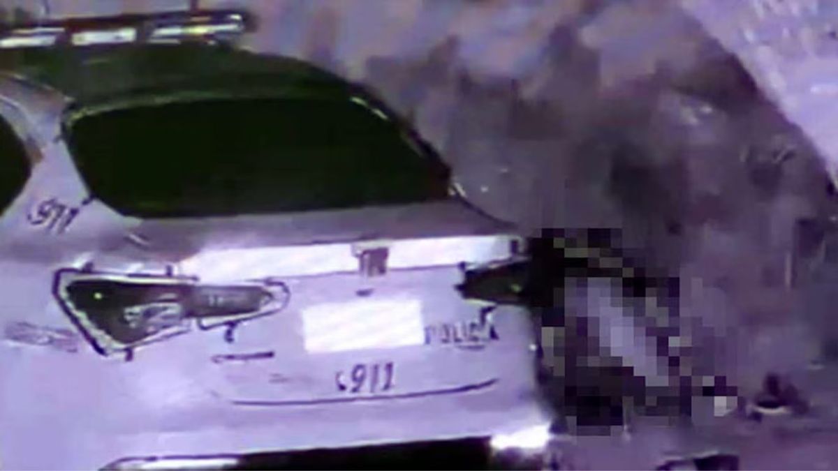 Un policía fue grabado por cámaras en un actitud muy comprometedora y terminó desafectado