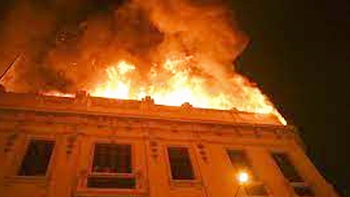 La hist&oacute;rica casona junto a la plaza lime&ntilde;a de San Mart&iacute;n fue destruida casi por completo (Foto: gentileza La rep&uacute;blica).