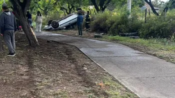 Un auto con cuatro integrantes perdió el control y volcó: falleció una nena de 8 años