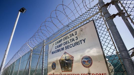 Estados Unidos deporta a migrantes a Guantánamo y planea alojar a 30.000 personas en la base militar