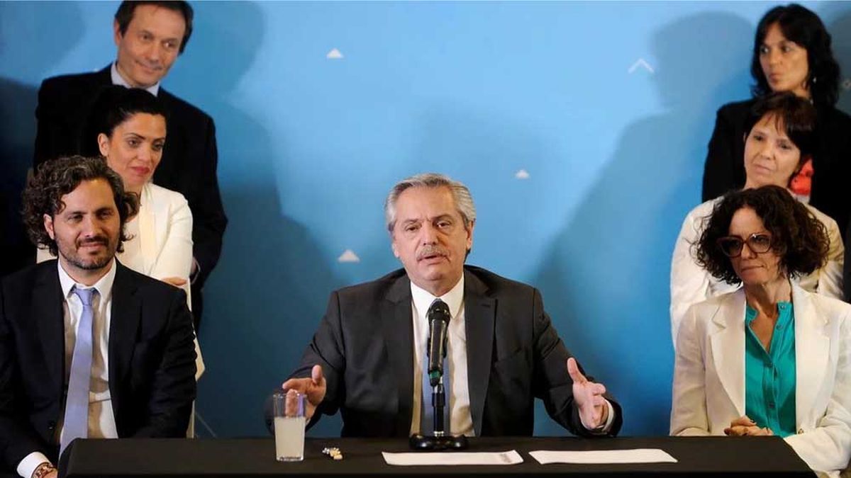 El Gobierno nacional promulgó este jueves el Presupuesto 2023 con la firma del presidente Alberto Fernández y todo su gabinete (Foto: Telam).