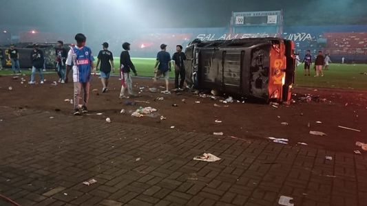 Indonesia: al menos 129 muertos en un partido de fútbol tras batalla de hinchas