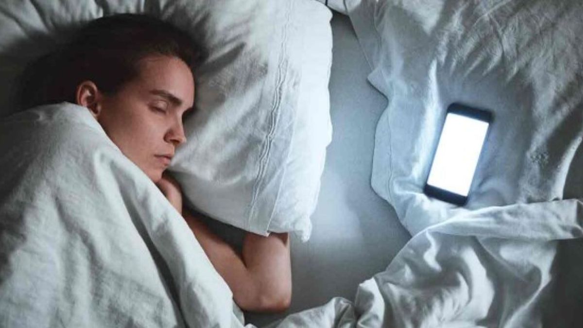 Qué significa dormir con el celular al lado