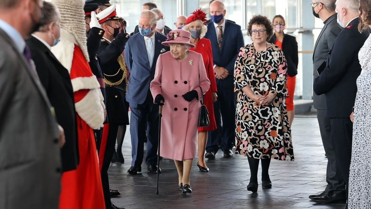 Isabel II, de 95 años sorprendió la semana pasada cuando apareció públicamente y caminaba con la ayuda de un bastón ( Foto: Página oficial del palacio de Buckingham)