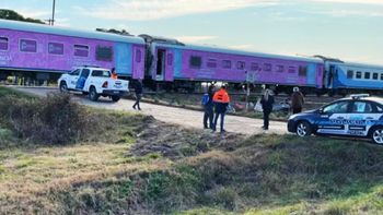 Quiso cruzar las vías, pero no vio el tren, las embistió y se llevó la vida de su hija