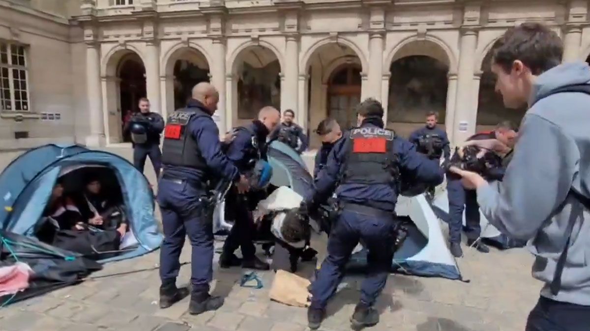 La policía parisina desaloja a estudiantes propalestinos en la Universidad de La Sorbona (Foto captura de TV).