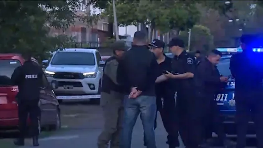 Rosario: un hombre arreglaba una bicicleta en el patio de su casa y fue asesinado a balazos