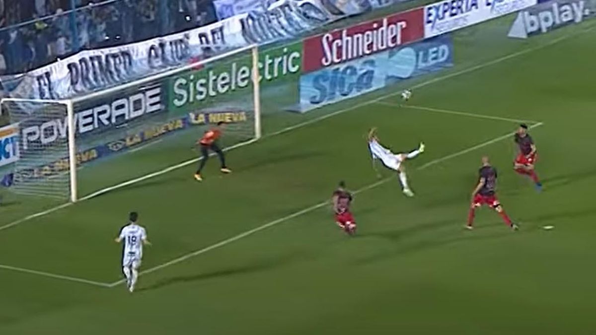 El gol de otro planeta de Cristian Menéndez para la victoria del líder