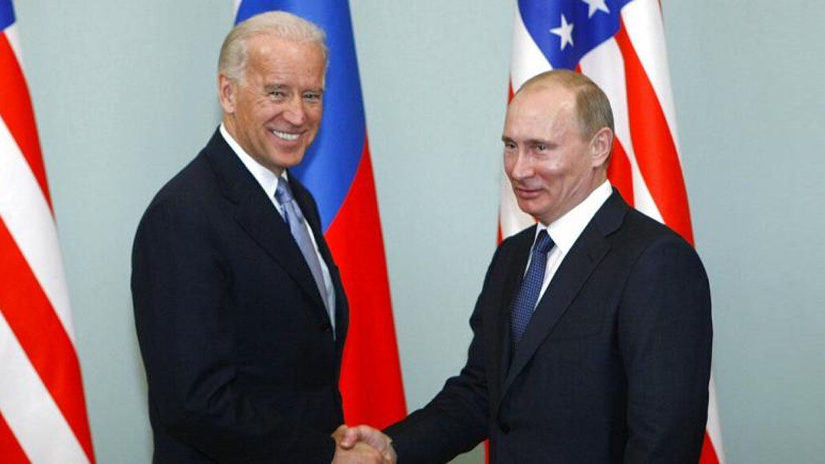 En 2011, Joe Biden, entonces vice de Barack Obama, se saluda personalmente con Vladimir Putin. (Foto: Archivo)