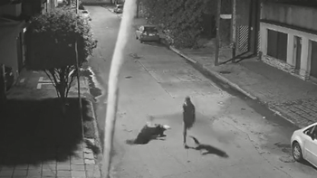 El momento en el que lamujer policía es tirada al piso. (Foto: captura) El momento en el que lamujer policía es tirada al piso. (Foto: captura)