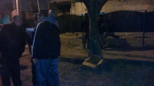 Hallan a bebé abandonado en caja con una nota en su pecho