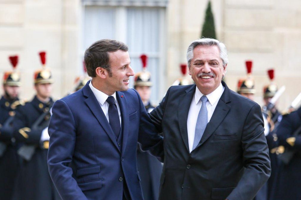 Alberto Fernández durante su primer gira europea en 2020 con el francés