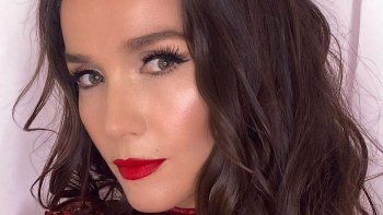 natalia oreiro con un minivestido de pailettes rojo y mascara heart of heart