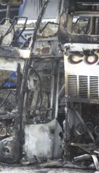 Investigan en Córdoba un incendio que afectó a 28 micros de una importante empresa de transporte