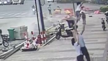 Video: un hombre atrapó en el aire a una nena que cayó desde un quinto piso