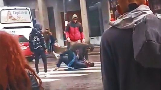 Golpes y puñaladas en pleno Constitución: ¿una pelea por el comercio ilegal del metal?