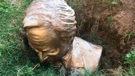 Había desaparecido un busto de Néstor Kirchner y lo encontraron enterrado