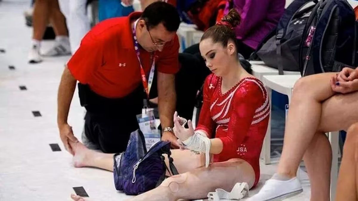 Larry Nassar, trabajando como médico de las gimnastas norteamericanas. Su excusa para abusar sistemáticamente de ellas, que además, eran menores de edad. (Foto: Gentileza El mundo)