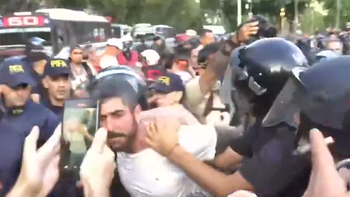 Incidentes en el Congreso: tensión con la Policía en la marcha de los jubilados